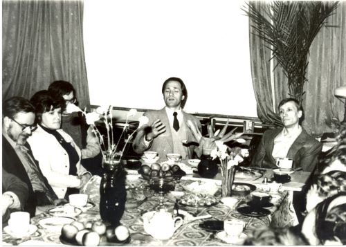 Д.П.Балясова (слева) на юбилейном вечере в Москворецком отд. ВООПИиК. 1987 год. (В центре – заслуженный артист России певец В.М. Кобзев)
