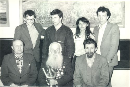 На выставке художника Н.И. Пильщикова в Москворецком отд. ВООПИиК в мае 1980 г. На фото: крайний слева в верхнем ряду – В.В. Кондратёнок