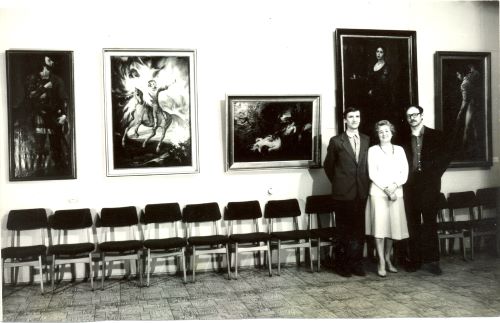 Экспозиция работ Ю.Г. Шмелёва в зале Москворецкого отд. ВООПИиК. Крайний справа стоит автор произведений.