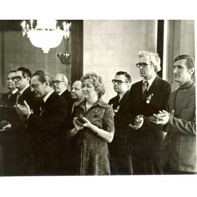 На фото: Во время торжественного награждения большой группы советских деятелей культуры в посольстве НРБ. Второй справа — О.И.Журин.